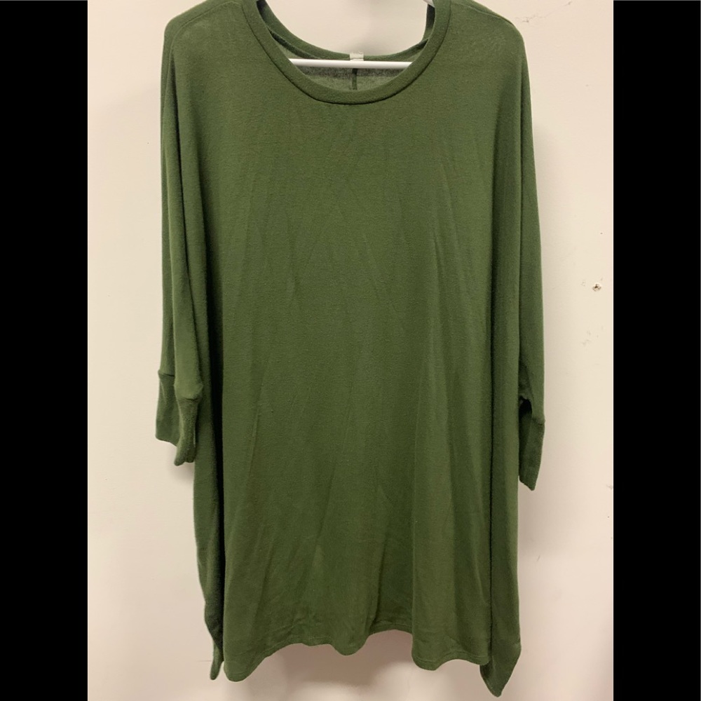Green tunic with drop shoulder and 3/4 sleeves
